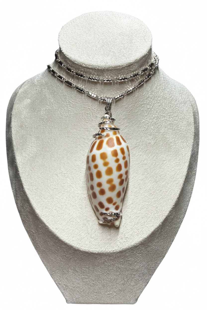 Junonia shell pendant 69.9 mm & 22 in. necklace | Set in pure 18k white gold 19 grams